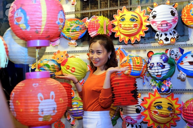  Muôn màu cuộc sống trên phố đèn lồng nổi tiếng nhất Sài Gòn - Ảnh 6.