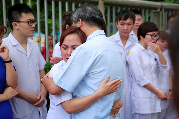 Viện trưởng Viện huyết học truyền máu trung ương nghỉ hưu, hàng trăm y bác sĩ, bệnh nhân xếp hàng chia tay trong nước mắt - Ảnh 7.