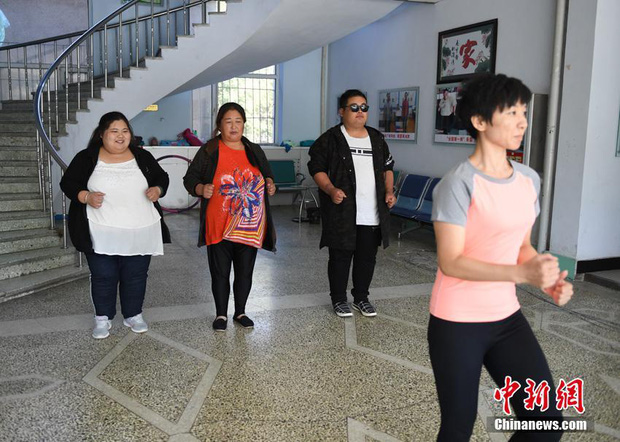 Trung Quốc: Con trai gần như bị mù vì béo phì, gia đình ngàn cân đành rủ nhau dạt nhà giảm béo - Ảnh 6.