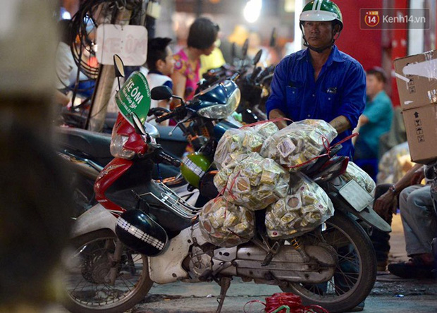 Người dân đổ xô ra vỉa hè mua bánh trung thu đại hạ giá 15.000 đồng/cái, giao thông hỗn loạn - Ảnh 6.