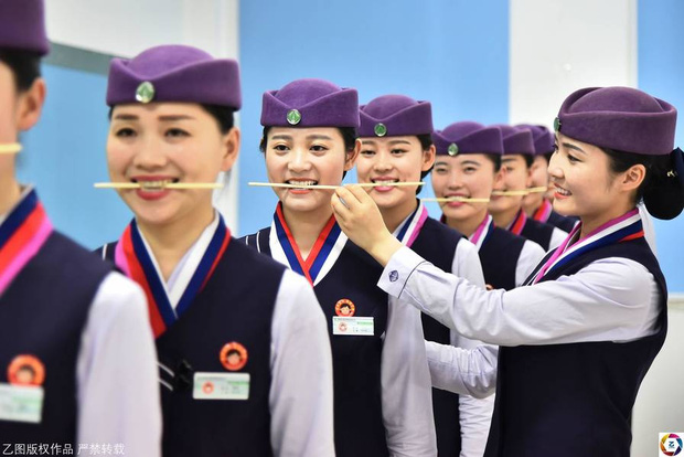 Trung Quốc: Nữ nhân viên soát vé cười đến 8.000 lần/ngày vẫn tươi như hoa, tài xế mong muốn nộp thêm phí - Ảnh 6.