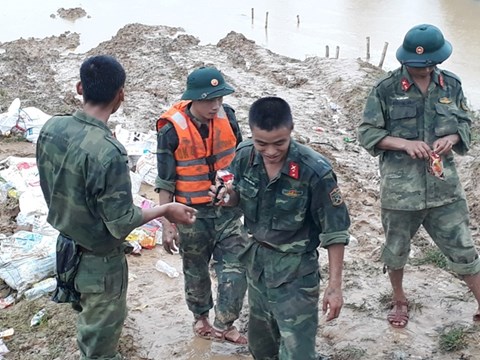 Thanh Hóa: Vỡ đê sông Cầu Chày, hàng trăm người đội mưa cứu đê - Ảnh 5.