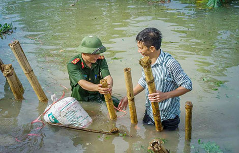 Ngâm mình trong nước lũ cứu đê sông Hoạt - Ảnh 6.