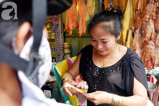  Chuyện cô Ick Bư và sạp hàng khô bé xíu xiu mà nổi danh nhất chợ Hồ Thị Kỷ Sài Gòn - Ảnh 6.