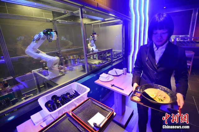 Máy bán mỳ tự động 100% ở Thượng Hải, đợi 45s là được ăn, khách hàng chấm 80/100 điểm - Ảnh 6.