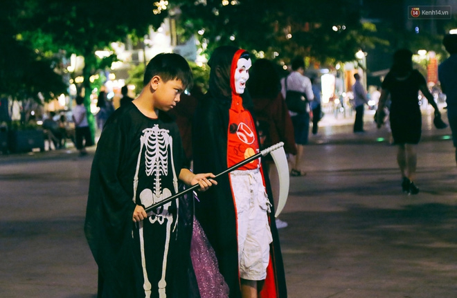 Đầu tư mùa Halloween, nhiều bạn trẻ Sài Gòn hóa trang rùng rợn trêu đùa trẻ em ở phố đi bộ Nguyễn Huệ - Ảnh 6.