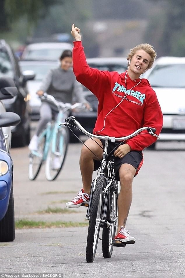 Hẹn hò đạp xe cùng nhau, Justin - Selena đẹp đôi và dễ thương như đang quay một bộ phim tình cảm - Ảnh 6.