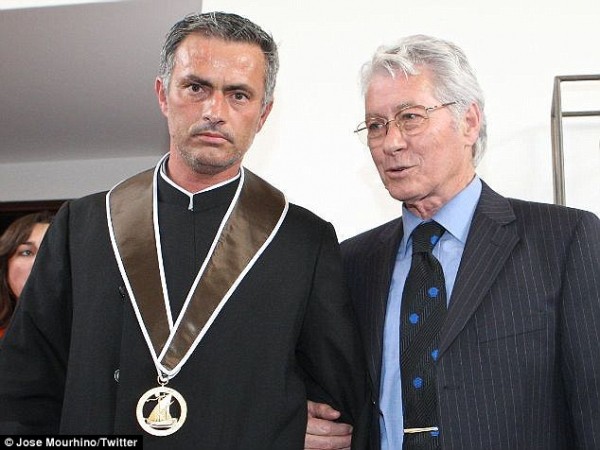 Nỗi ám ảnh của chú hề ma quái Mourinho - Ảnh 6.