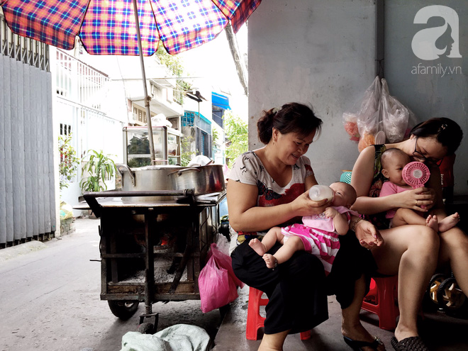Quán bún riêu gần 50 năm trong hẻm vắng Sài Gòn, khách ăn tự múc lấy để thấy nhà là đây - Ảnh 6.