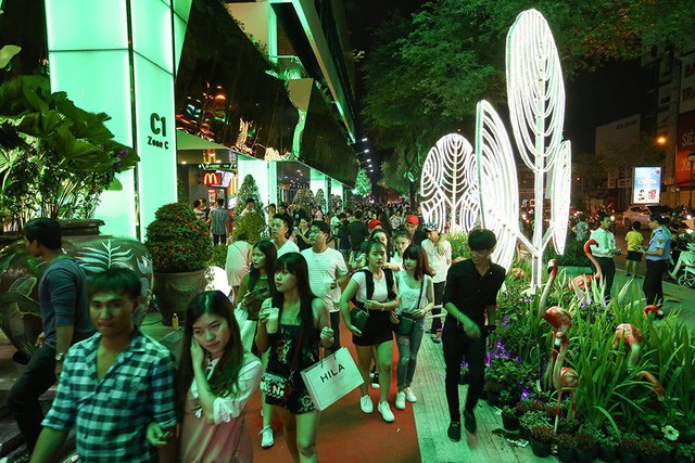 Thuận Kiều Plaza chính thức đổi tên thành The Garden Mall, hàng nghìn người Sài Gòn chen nhau vào khám phá trong ngày khai trương - Ảnh 6.