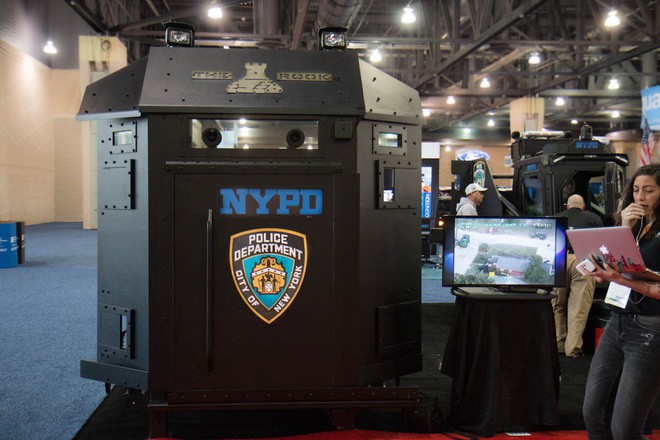 Chiêm ngưỡng chiếc xe bọc thép chuyên dụng để chống khủng bố của đặc nhiệm SWAT - Ảnh 5.