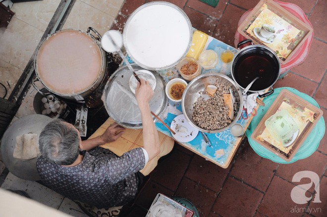 Hàng bánh cuốn già bằng cả đời người, 70 năm tuổi trên phố Thụy Khuê, từ thời bao cấp vẫn giữ giá 10 nghìn/đĩa đầy - Ảnh 6.