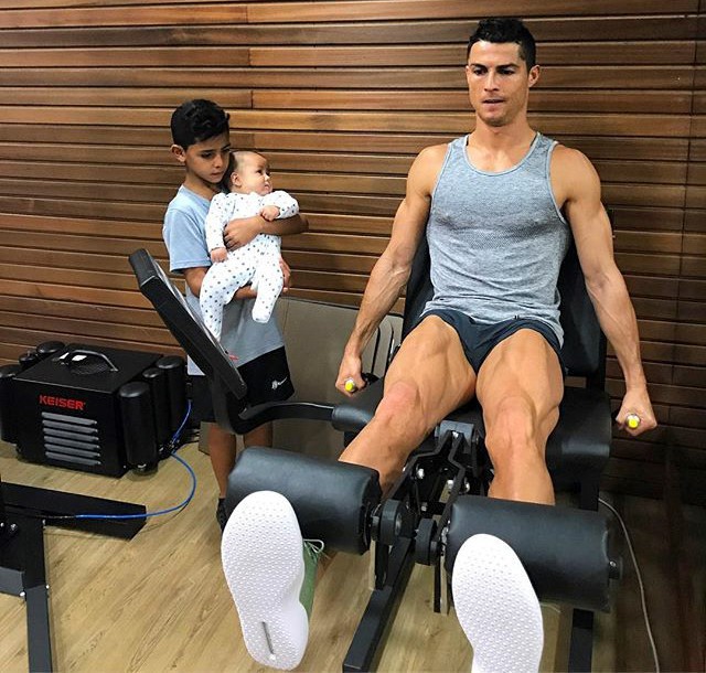 Con trai Ronaldo tạo dáng chuyên nghiệp trong lần đầu làm người mẫu - Ảnh 6.