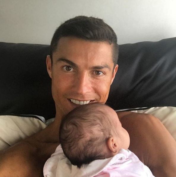 Những khoảnh khắc ngọt ngào của Ronaldo bên các con - Ảnh 6.