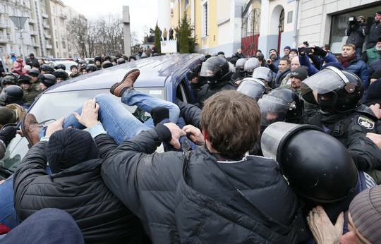 Tình báo Ukraine trèo lên mái nhà bắt cựu tổng thống Georgia - Ảnh 5.