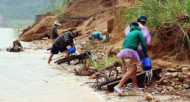 Người dân đổ ra sông mót vàng sa khoáng sau lũ - Ảnh 6.