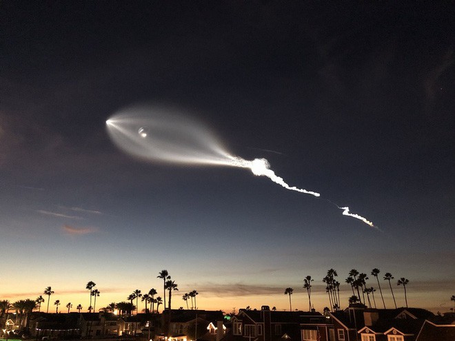 Tên lửa Falcon 9 của Elon Musk bay ngang qua bầu trời, dân tình hoảng loạn tưởng là UFO - Ảnh 6.