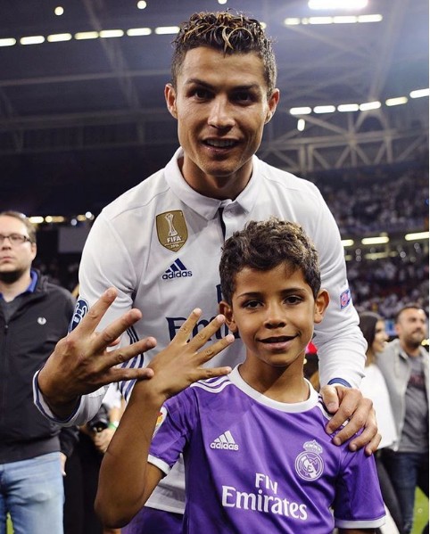 10 bức ảnh nhận bão LIKE trên Instagram của Ronaldo - Ảnh 6.