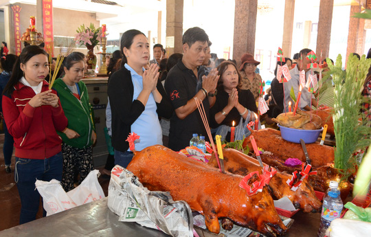 Đổ xô đến miếu Bà cầu may ngày đầu năm - Ảnh 7.