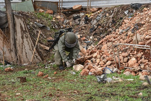 Công binh Nga cày xới từng mét đất Aleppo - Ảnh 6.