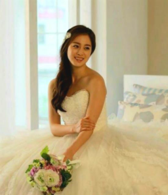 Kim Tae Hee từng có đám cưới đẹp với mỹ nam khác trước Bi Rain