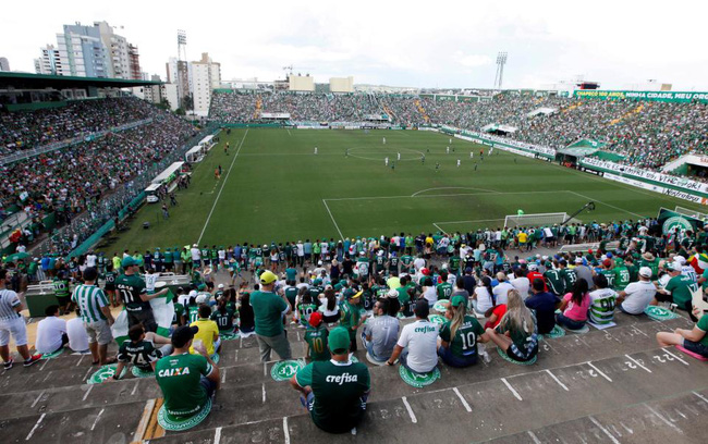 Đẫm nước mắt ngày đội bóng xấu số Chapecoense trở lại sân cỏ sau thảm họa rơi máy bay - Ảnh 7.