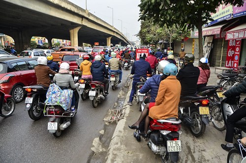 Ngày đầu đi làm sau Tết: Nơi ùn tắc, nơi thông thoáng - Ảnh 7.