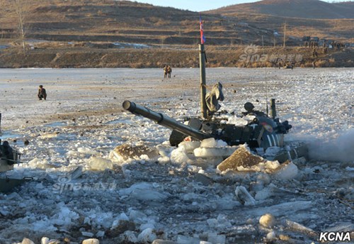 Ông Kim Jong-un trực tiếp chỉ đạo xe tăng vượt sông tập trận - Ảnh 6.