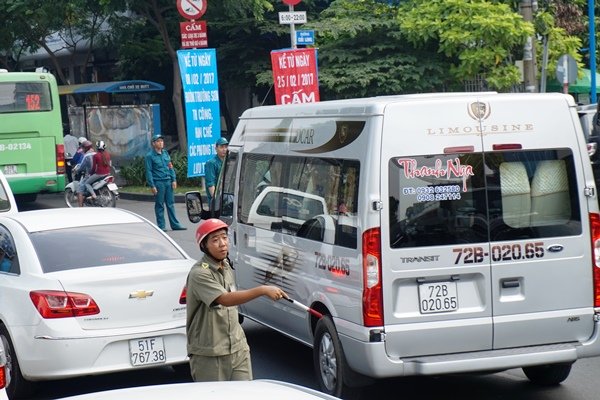 Giao thông cửa ngõ Tân Sơn Nhất hỗn loạn trong ngày đầu phân luồng - Ảnh 6.