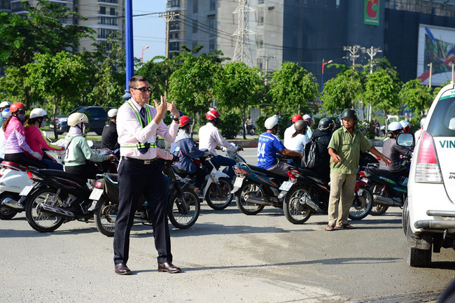  Thầy giáo Tây ở Sài Gòn mướt mồ hôi giải cứu kẹt xe vì sợ học sinh trễ giờ - Ảnh 7.