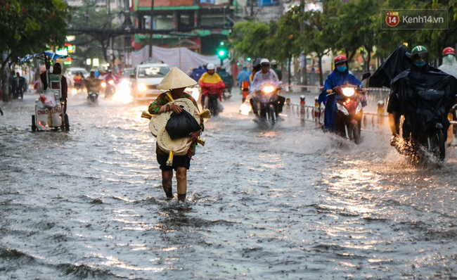 Chùm ảnh: Chiều tối ngày cá tháng Tư, nhiều tuyến đường ở Sài Gòn vẫn còn chìm trong biển nước! - Ảnh 7.