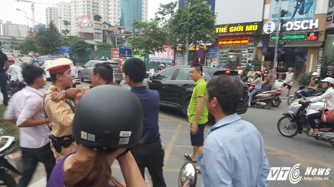 Video: Đi vào làn BRT, người trên ô tô hung hăng đánh tài xế xe máy - Ảnh 8.