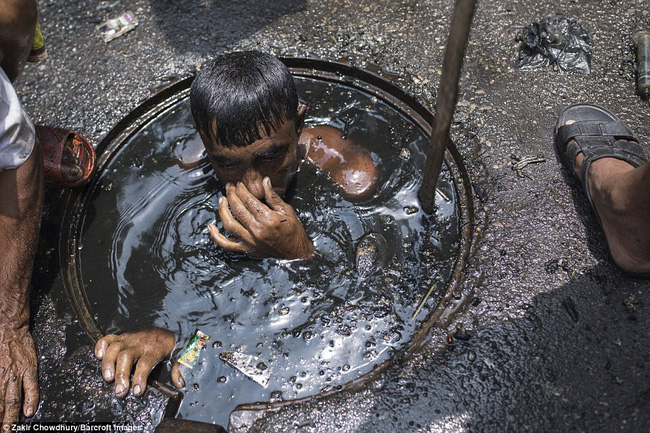 Công việc vất vả nhất thế giới: Những người thợ lặn cống đen ngòm để khơi thông tại Bangladesh - Ảnh 7.