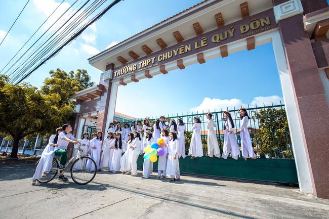 Bộ ảnh kỷ yếu đơn giản mà cực đáng yêu của lớp học với 27 cô gái và... 1 chàng trai - Ảnh 7.