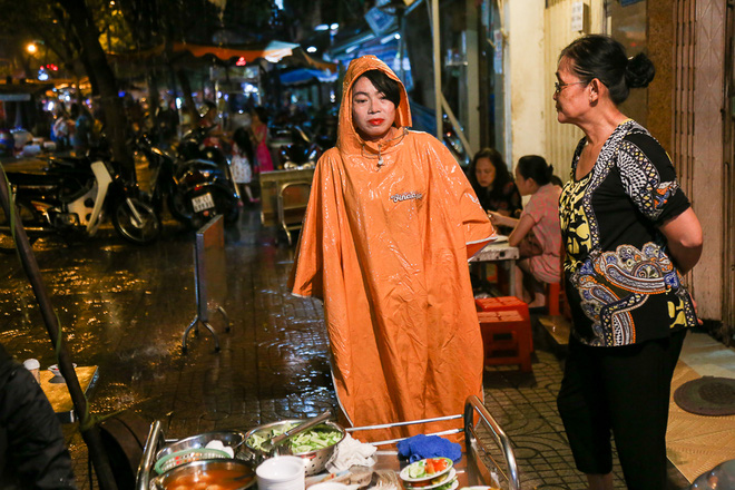 Gần 100.000 đồng/đĩa nhưng cơm tấm bà Bảy “lưỡi lam” 30 năm vẫn hút khách Sài Gòn mỗi đêm - Ảnh 7.