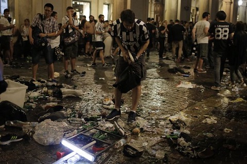NÓNG: Nhiều CĐV Juventus đổ máu vì vụ nổ bất thường ở Turin - Ảnh 7.