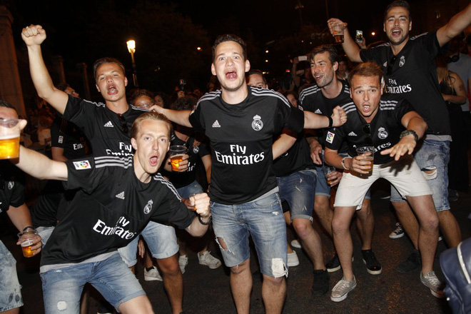 Real Madrid phá lời nguyền Champions League, CĐV ăn mừng thâu đêm suốt sáng - Ảnh 7.