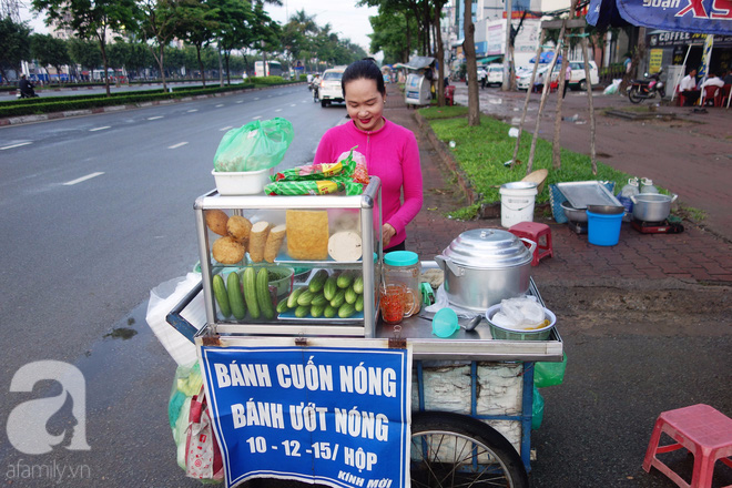 Chị bán bánh ướt lề đường dễ thương nhất Sài Gòn: Buồn hay vui cũng hết một ngày, thôi chọn vui cho sướng - Ảnh 6.