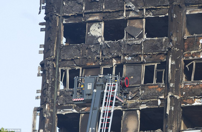 Những hình ảnh đầu tiên cho thấy khung cảnh hoang tàn bên trong tòa tháp 24 tầng sau vụ hỏa hoạn nghiêm trọng - Ảnh 7.