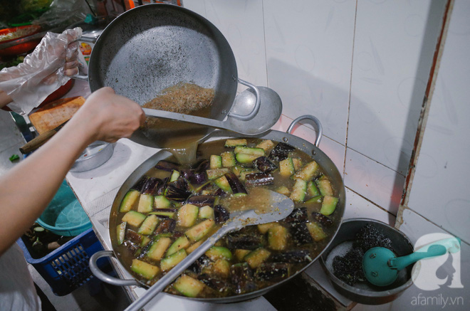  Ngày mưa Sài Gòn, thôi miên vị giác trong nồi lẩu mắm, nghe Út Nhàn rổn rảng kể chuyện 22 năm giữ chất miền Tây - Ảnh 7.