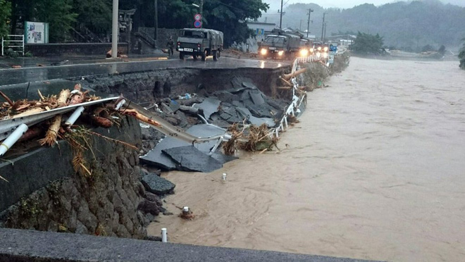 Mưa bão kinh hoàng, người Nhật khóc ròng vì nhà cửa, ruộng vườn bị lũ cuốn trôi - Ảnh 7.