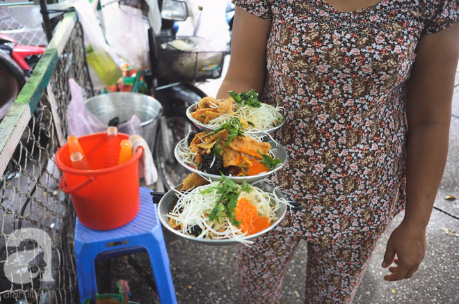  Xe gỏi khô bò đặc biệt nhất Sài Gòn: 50 năm không có quán hàng, khách ngồi la liệt dưới gốc cây - Ảnh 7.