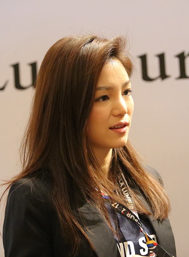 Nữ trưởng đoàn xinh đẹp Thái Lan hút hồn phóng viên báo chí - Ảnh 7.