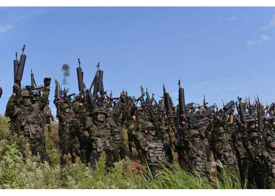 Chủ tịch Kim giám sát quân đội Triều Tiên tập trận chiếm đảo - Ảnh 7.