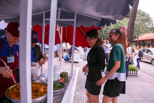 Người dân bắt đầu bán thử nghiệm tại phố hàng rong có sử dụng vỉa hè đầu tiên ở Sài Gòn - Ảnh 7.