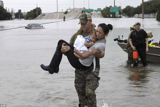 Trận lụt thảm khốc trong lịch sử: Người dân Texas điêu đứng nhìn biển nước mênh mông sau siêu bão Harvey - Ảnh 7.