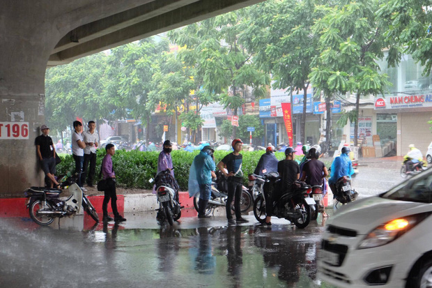 Người dân từ các tỉnh đổ về Thủ đô chật vật di chuyển trong mưa lớn sau kì nghỉ lễ kéo dài - Ảnh 7.