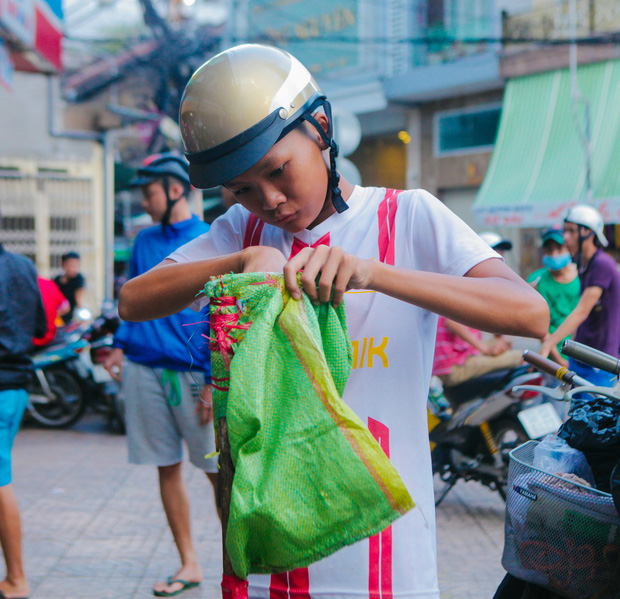 Vợt chế từ mùng, bao gạo và... thùng xốp - Đội quân giật cô hồn ở Sài Gòn ngày càng chuyên nghiệp - Ảnh 7.