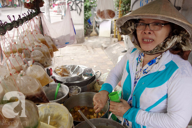 Chiều mát rượi đi ăn chè 22 món, nghe cô Lộc kể chuyện hơn 40 năm bám xe chè để trả ơn Sài Gòn - Ảnh 7.