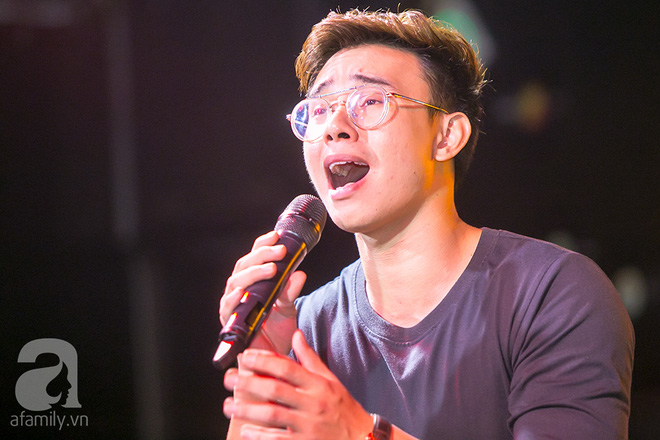  Ca sĩ Đông Hùng: Lúc tôi thi Vietnam Idol, hơn phân nửa khán giả bên dưới đều là chủ nợ - Ảnh 7.